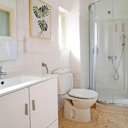 아파트 Bh4e Spacious 3-bedroom With Natural Light & Stunning Views In Bairro Alto!